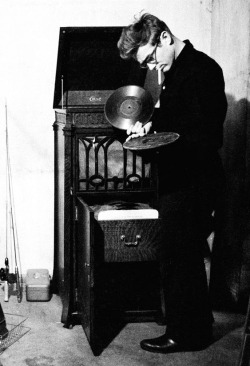 babeimgonnaleaveu:   James Dean playing records in his aunt and