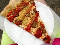 veganpizzafuckyeah:  vegan slice from vinnie’s pizzeria in