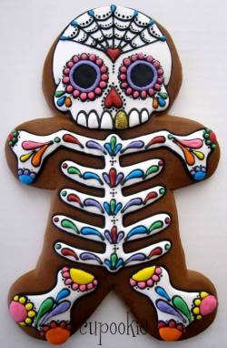 skullspiration:  Day of the Dead Gingerbread man http://www.skullspiration.com/day-of-the-dead-gingerbread-man/ 