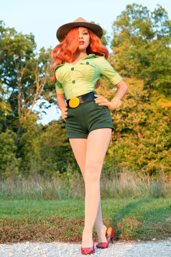 adventurelandia:Park Ranger Jessica Rabbit by MomoKurumi 