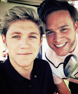  niallhoran: Had a right laugh playing golf today with @oliverstanleymurs !