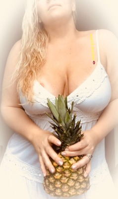 want-2-shareher:  MmmMm Anyone Want Some Pineapple 🍍 ….