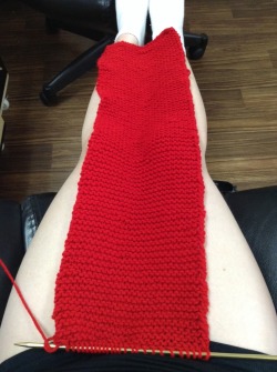 naruhinasasusakulove:  I’m knitting long red scarfs like naruto