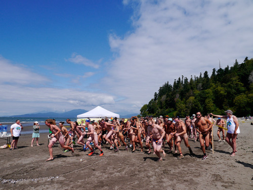 experiencenakedrunning:  https://wreckbeach.wordpress.com/2015/08/30/19th-annual-wreck-beach-bare-buns-run-2015/   Nude Beach Running