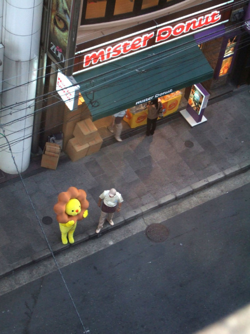 hkdmz:  rairaiken424:  “PON DE LION” on the job (via kimmaki)(via j-p-g)