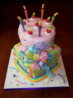 cakelove:  cakelove:  Very awesome party cake 