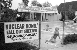 Atom Bunker zu verkaufen, LA 1961 photo by Max Scheler