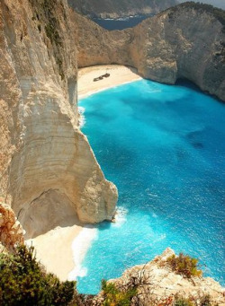 c-r-y-s-t-a-l-r-a-i-n:  ill-um-in-at-i-on-s:  (via w-ater, everythingaboutgreece)