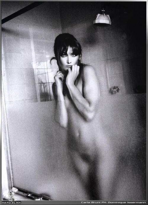 Carla Bruni si mostra completamente nuda sotto la doccia..ovviamente Ã¨ per esigenze fotografiche, ma non ci vieta di apprezzare il suo meraviglioso corpo!