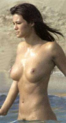 Manuela Arcuri paparazzata nuda la mare senza mutande: a ben