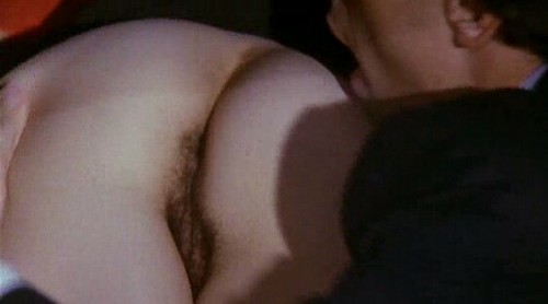Claudia Koll mostra il suo culo peloso in una scena ad alto tasso erotico del film “CosÃ¬ fan Tutte” (1992) di Tinto Brass