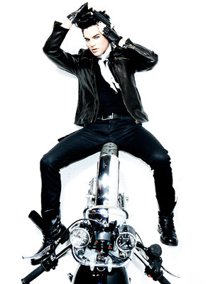 secondstar05:   fuckyeahglamberts:   omg omg omg :D     …I don’t think that’s how you ride a motorcycle.  But hey!  Who am I to judge?