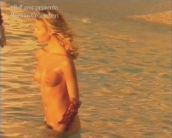 Martina Colombari esce nuda dalle acque del mare come fece Venere..ovviamente