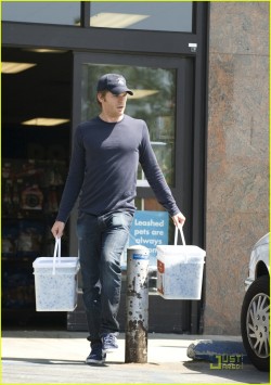 (via fuckyeahmichaelchall) Wait, wait, wait, you mean to tell me that Michael C. Hall is a normal person that buys kitty litter?  I AM SO DISILLUSIONED RIGHT NOW.