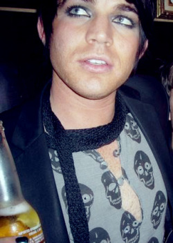 twistedsparkles:   fuckyeahglamberts:   neednotwant:   Lip freckles &amp; chest hair :)       lol I&rsquo;m the Edge kid pointing out the Corona in his hand. Anyway, I like how very gender fucked he looks here.  And possibly drunk.  But mostly gender