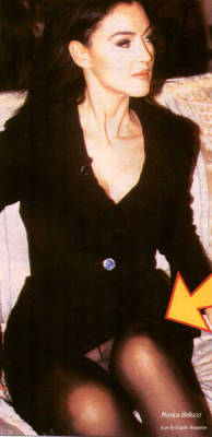 Monica Bellucci paparazzata senza mutande sotto il vestitino