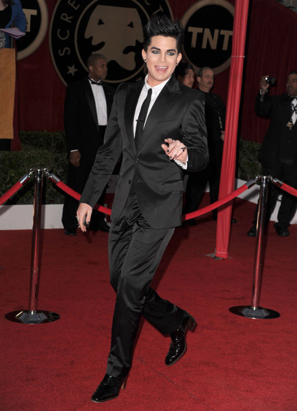 (via fuckyeahkradison) First of all, I think he looks fab. Second of all, WHAT THE FUCK IS THE POINT OF WEARING RIDICULOUS HEELS WHEN YOU’RE ALREADY RIDICULOUSLY TALL?