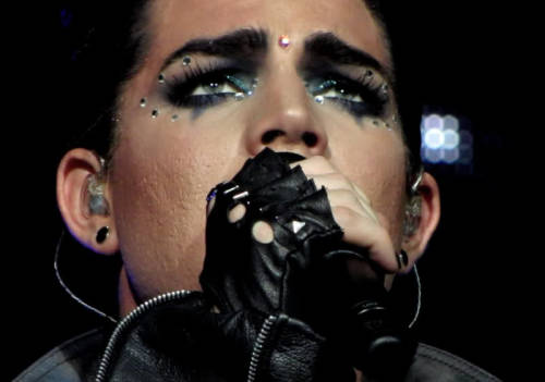 fuckyeahglamberts:   (via fuckyeahlambliff)   omg I adored this makeup.  Glue some rhinestones on your eyelids, bitch <3