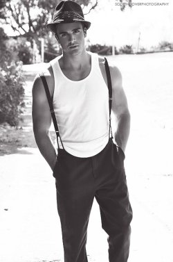 (via dailycuteboy) He looks very fine with suspenders :]