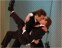 elniapo:  alwayscurious:  Ryan Reynolds kissing Scott Thompson