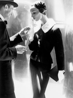 prettyglam:  Photo by Lillian Bassman   Sam szyk.