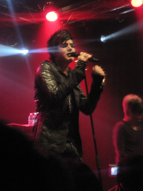 omg I was able to catch the glitter in his hair lol <3