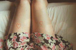 foralskelse:  I have strangely similar leg freckle placement