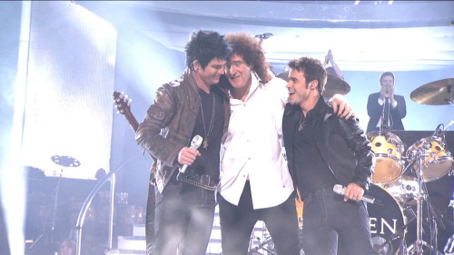 fuckyeahglamberts:   (via izzazz)   I LOVE THE BACK OF THIS PICTURE. And Kradam   Brian May Awwww.