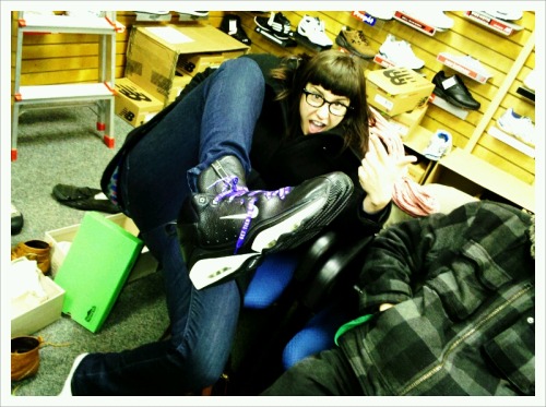 laurastevenson:  Laura Stevenson and the slam(dunk)s  Love this girlll.