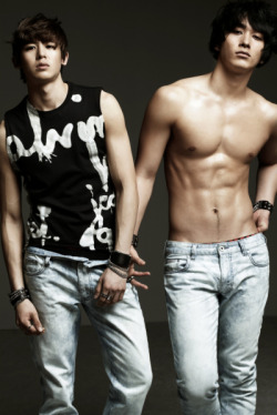 shizznizzle:   hey-insomia:   2PM’s Nichkhun & Chansung