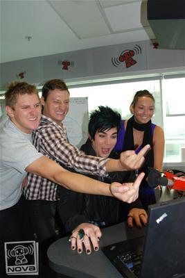 twistedsparkles:   fuckyeahglamberts:   Adam Lambert on Chatroulette while at Nova 96.9 FMIf I ever saw him on Chatroulette, I’d die   LOL!! xD   I bet you they just got some guy masturbating up on the screen… This makes me almost want to try