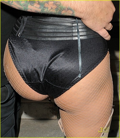 (via fuckyeahladygaga) Paparazzi knows what’s up~