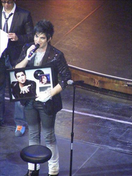 twistedsparkles:   fuckyeahglamberts:   Congrats, Adam!     HE ALWAYS KNOWS WHERE THERE’S A CAMERA.  IT’S FREAKY.