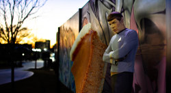 nimoysunsetpie:  Spock, chillin’ with his homeslice.  This