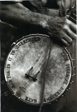 visionaria:  (Pete Seeger and his banjo)  (via visionaria)