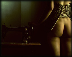 that sewing machine is beautiful…and the ass beside it!