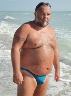 chubzilla956:  chubholic:  bootblacklarry:  bearsinspeedos:  jacquescostaud:  eumac:  (via chubbies)  Sur la plage…   (via chubbies-deactivated20100506)   TAKE ME TO HIM! 