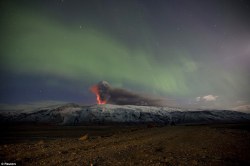 thedailywhat:   Photo of the Day: Erupting Eyjafjallajökull