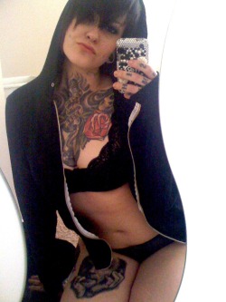 inkedgirls:  pikks:  lovely selfshot girl with hot tattoos  (via