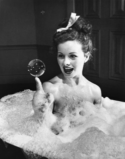 sore-thumbelina:  Jeanne Crain, 1946 by Peter Stackpole  (via