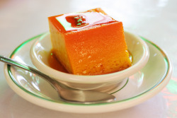 ffoodd:  phoods:  f-word: flan (photo by roboppy)   I’ve