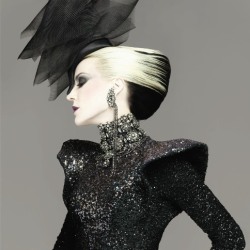 dietonightlive4eva:  bohemea:  Daphne Guinness (via consistenterraticism)