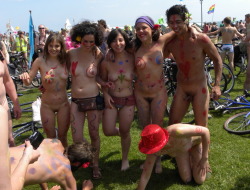 muffdivingvoyeur:  voyonsvoir:  World Naked Bike Ride 2010  