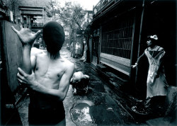 Danseurs dans la rue des petits bureaux, Tokyo photo by William