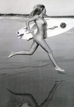 zzoopy:  naturizam:  naturist-rich:  Surf is definitely up in