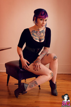 carlovely:  my girl q has the featured set today on suicide girls.