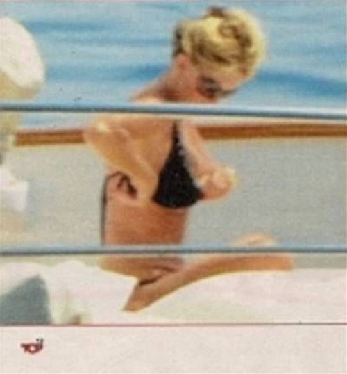 Paola Ferrari completamente nuda in barca!