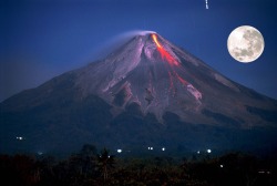 debbie-thornberry:  landscapelifescape:  Lava tumbling down Merapi,