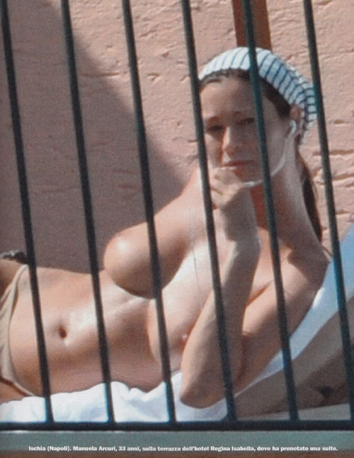 Manuela Arcuri beccata a prendere il sole in topless!