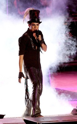 fuckyeahglamberts:  cheekywench:  Adam Lambert Rocks Out In Las